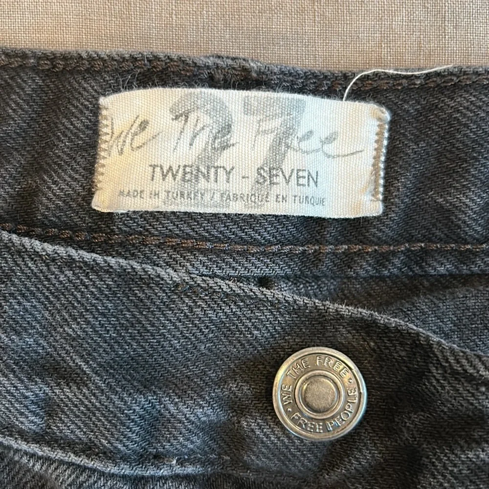 We The Free distressed mid rise straight crop. Size 27 - Picture 4 of 4